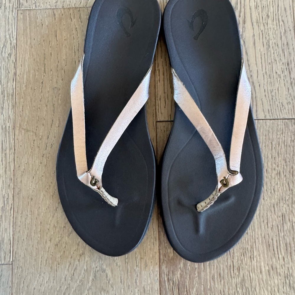 Olukai Ho'opio Leather Thong Sandals Metallic Gold Size 10 - Picture 3 of 5